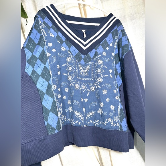 Women's Blue Patterned V-Neck Sweateshit - Picture 2 of 5